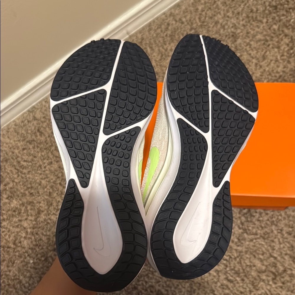 Nike Women's Sneakers - White and Green - Picture 6 of 7